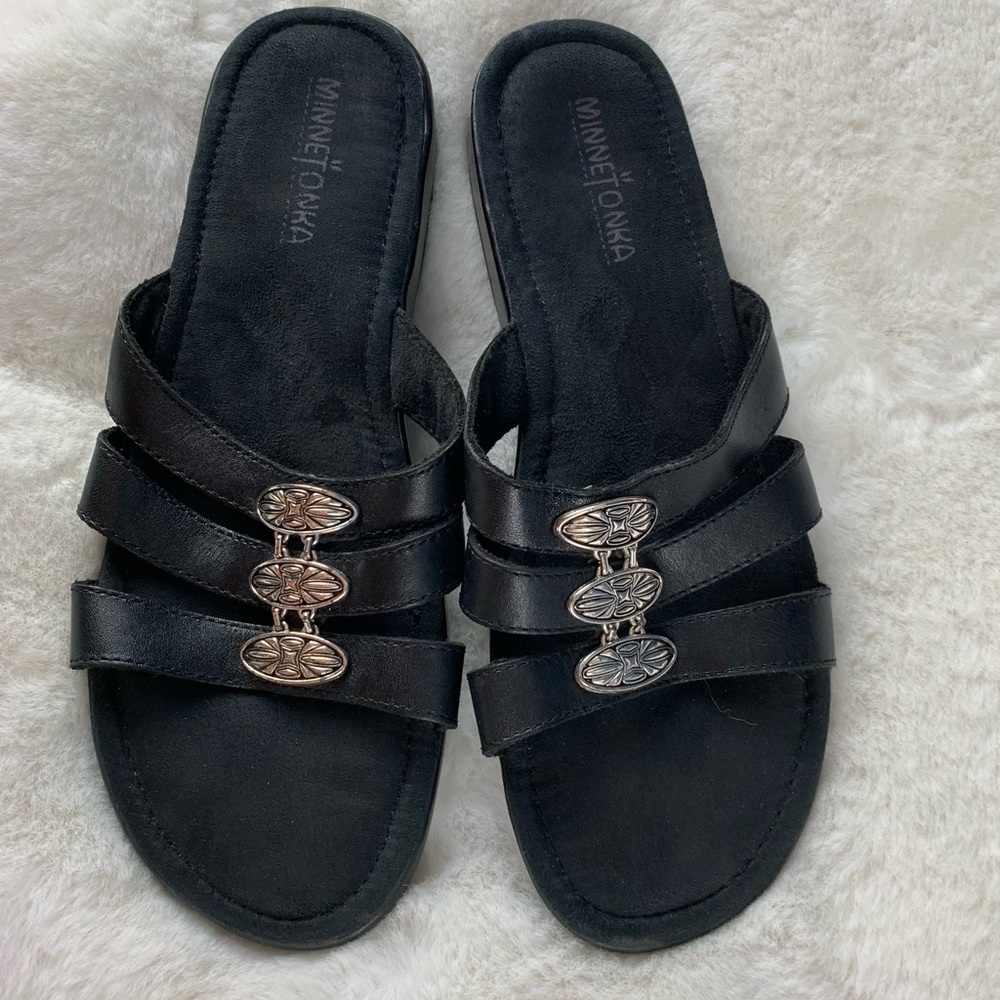 Minnetonka Black Leather Sandals Triple 3 Straps Silver Conchos Womens Size 8